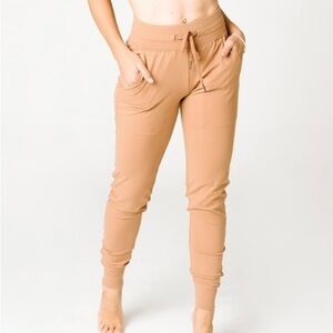 Zyia Active Ascend Jogger in Camel Size XL